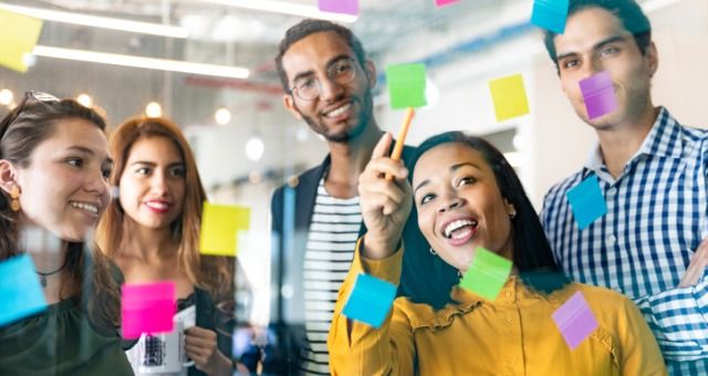 Menschen lachen und spielen gemeinsam