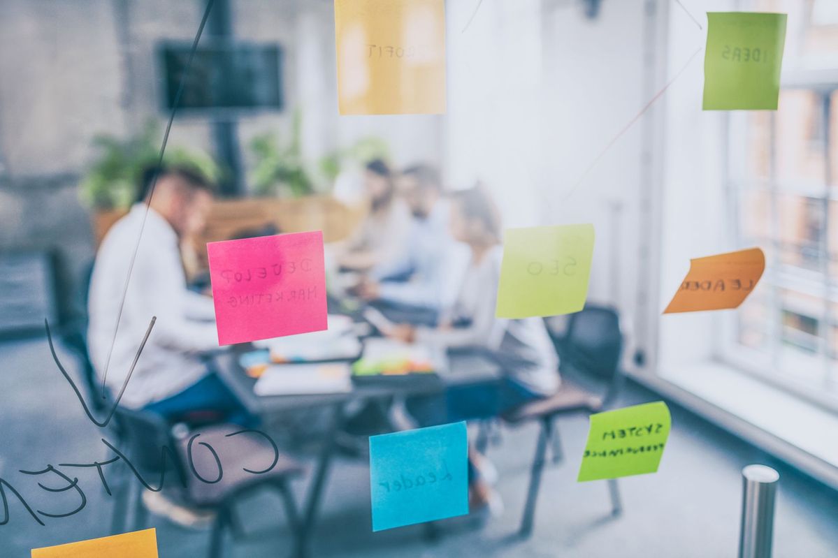 Der Raum der SmartFunZone mit gemütlichen Sitzmöglichkeiten