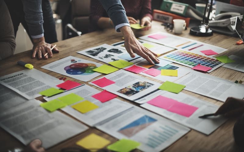 Menschen spielen, lernen und lachen in einem bunten Raum